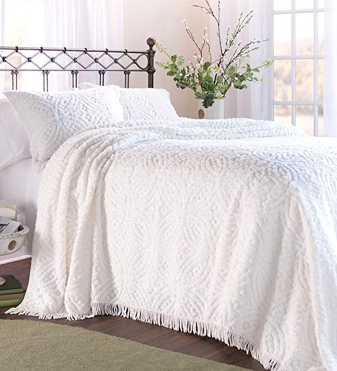 Full Wedding Ring Tufted Chenille Bedspread, in White