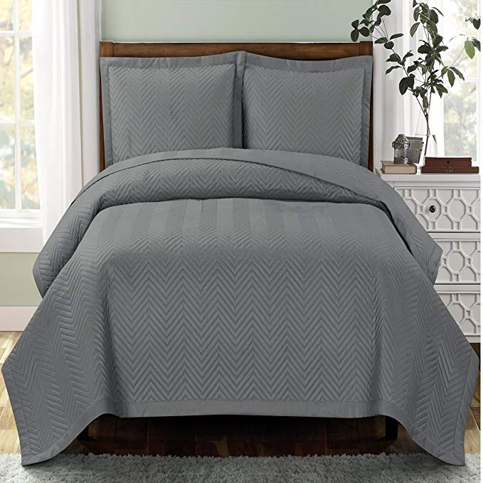 Deluxe Gray Chervon Oversized Bedspread set. Feels like silk against your skin for a luxurious night's rest. brings simple elegance into any bedroom. Bed Cover Quilt 3 Pieces Full / Queen Set