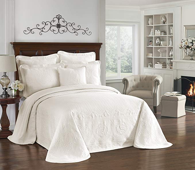 Historic Charleston 13989BEDDKNGIVY King Charles 120-Inch by 114-Inch Matelasse King Bedspread, Ivory