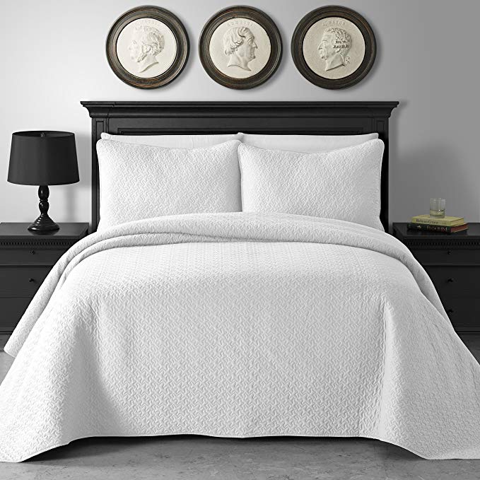 King & Queen Home Jigsaw Pattern 3-Piece Cotton Filled Coverlet Set (Full/Queen, White)